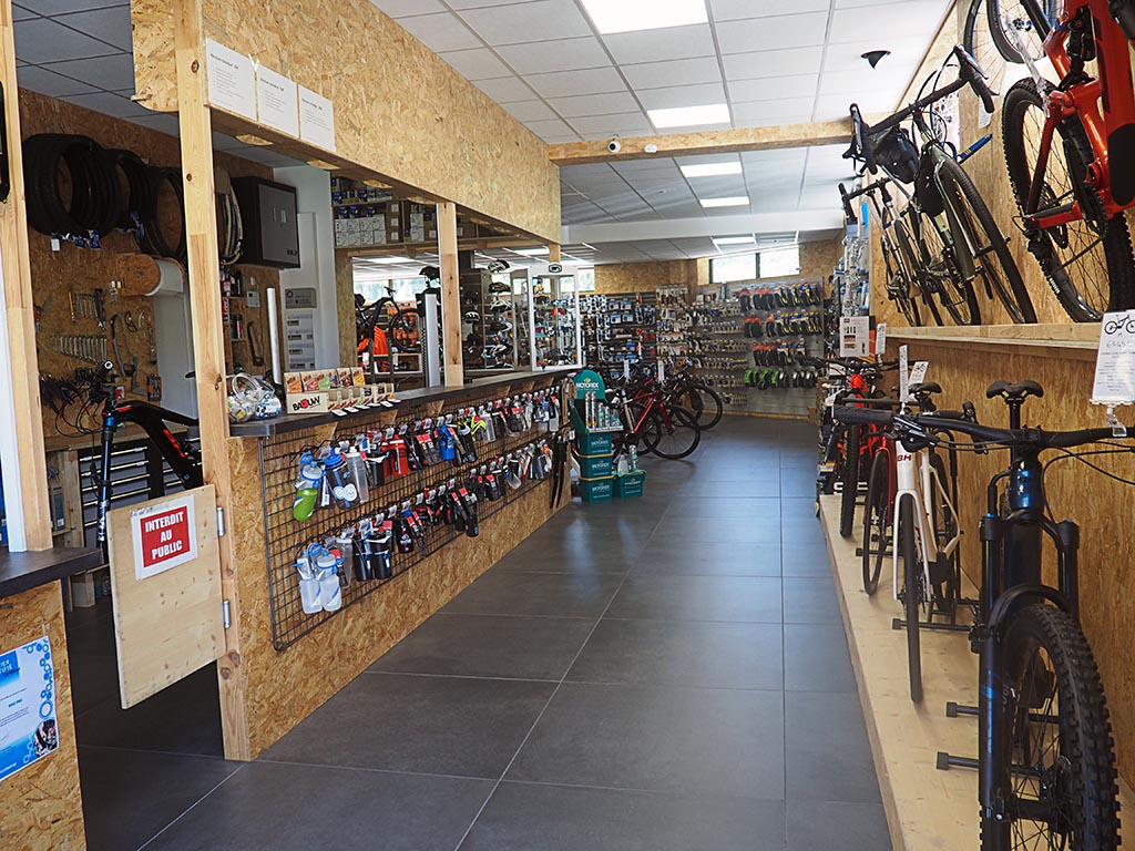 photo du magasin bikepro photo exterieure de l'atelier de reparation velo